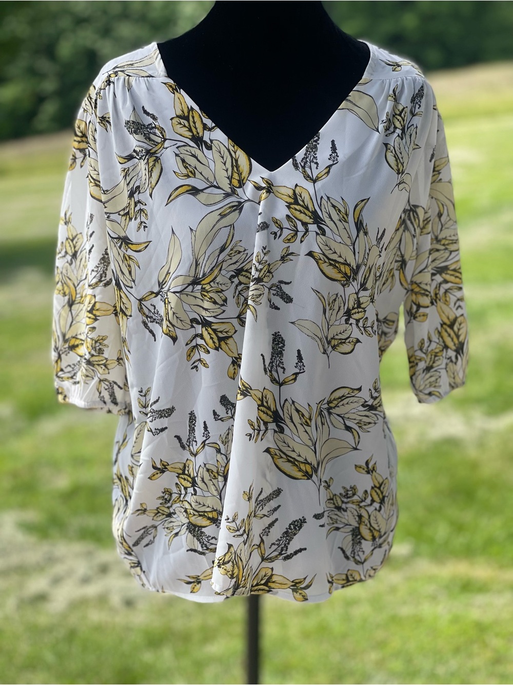 Women’s Keren Hart White Floral V-Neck Blouse with Yellow Accents